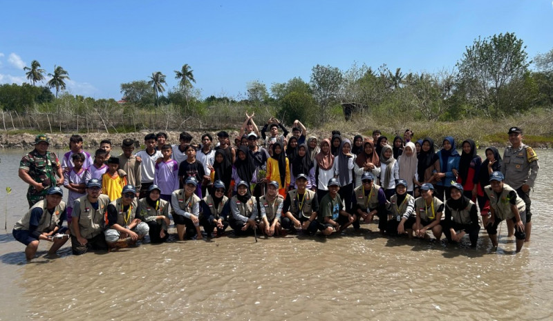 Lestarikan Pesisir: 500 Bibit Mangrove Menghijaukan Pantai Serpiq