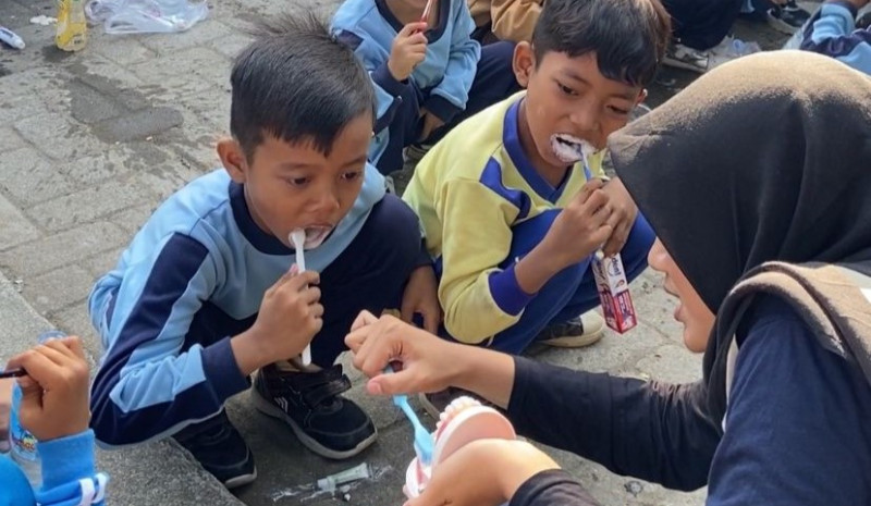 Berkolaborasi dengan Puskesmas, KKN -PPM UGM Desa Lembar Adakan Program Sikat Gigi Bersama untuk Tingkatkan Kesehatan Gigi anak di SDN 1 Lembar